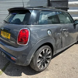 2019 Mini Cooper S 2.0 with front end damage, starts and runs, alloy wheels, climate control - Image 3