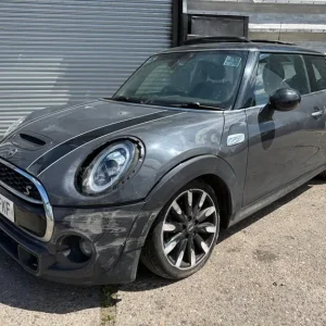 2019 Mini Cooper S 2.0 with front end damage, starts and runs, alloy wheels, climate control - Image 4