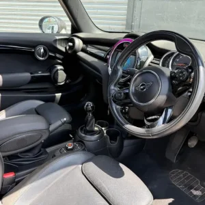2019 Mini Cooper S 2.0 with front end damage, starts and runs, alloy wheels, climate control - Image 6