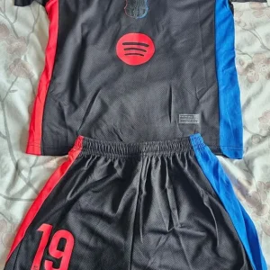 Barcelona children's away kit (age 11-12)