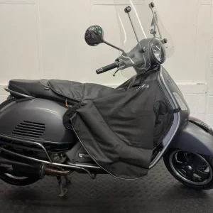 2015 Vespa GTS 300 with cover and leg warmer - Image 2