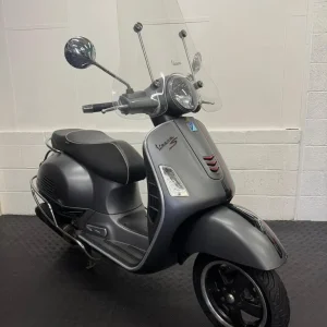 2015 Vespa GTS 300 with cover and leg warmer - Image 4