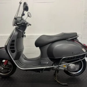 2015 Vespa GTS 300 with cover and leg warmer - Image 6