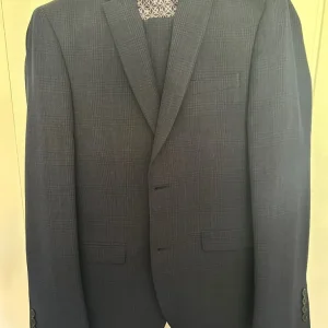 Men’s 2-piece navy checked suit - Image 2