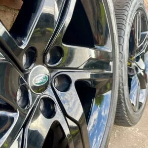 Land Rover Discovery 5 22" Black Alloy Wheels with Pirelli Tyres - Image 4