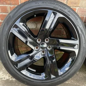 Land Rover Discovery 5 22" Black Alloy Wheels with Pirelli Tyres - Image 5