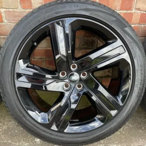 Land Rover Discovery 5 22" Black Alloy Wheels with Pirelli Tyres - Image 6