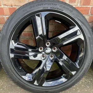 Land Rover Discovery 5 22" Black Alloy Wheels with Pirelli Tyres - Image 7