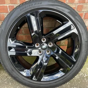 Land Rover Discovery 5 22" Black Alloy Wheels with Pirelli Tyres - Image 8
