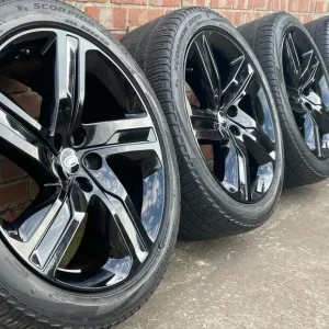 Land Rover Discovery 5 22" Black Alloy Wheels with Pirelli Tyres