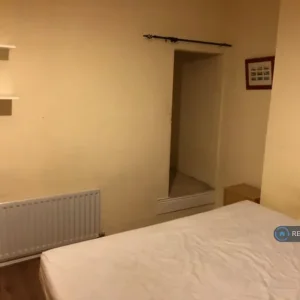 4-bedroom furnished house on Gleave Road - Image 5