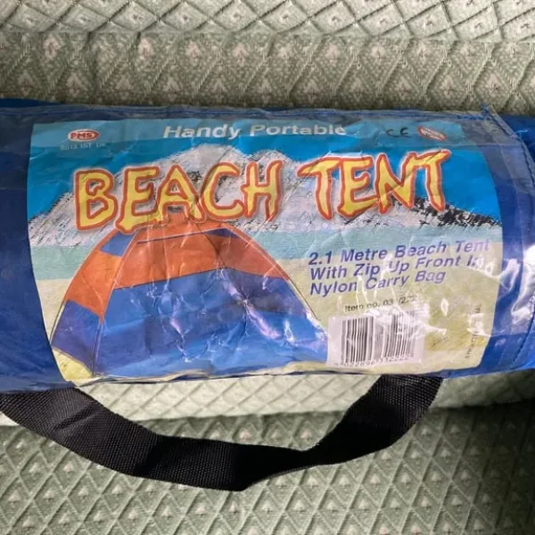 Beach tent with zip front