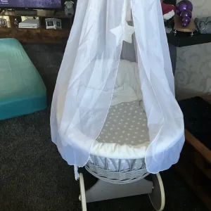 Moses basket on wheels - Image 3