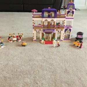 Lego Friends Heartlake Grand Hotel - Image 2