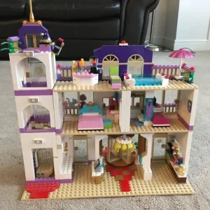 Lego Friends Heartlake Grand Hotel - Image 3
