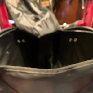 Tripod walker with 3 wheels and attached bag - Image 3