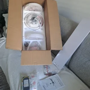 White ceiling fan with remote - Image 2