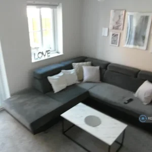 3 bedroom end terrace house in Studley Court - Image 2