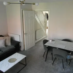 3 bedroom end terrace house in Studley Court - Image 3