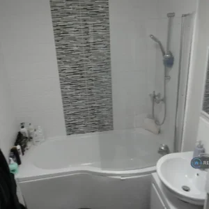 3 bedroom end terrace house in Studley Court - Image 5