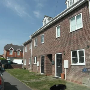 3 bedroom end terrace house in Studley Court - Image 8