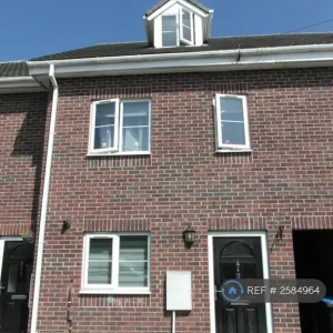 3 bedroom end terrace house in Studley Court