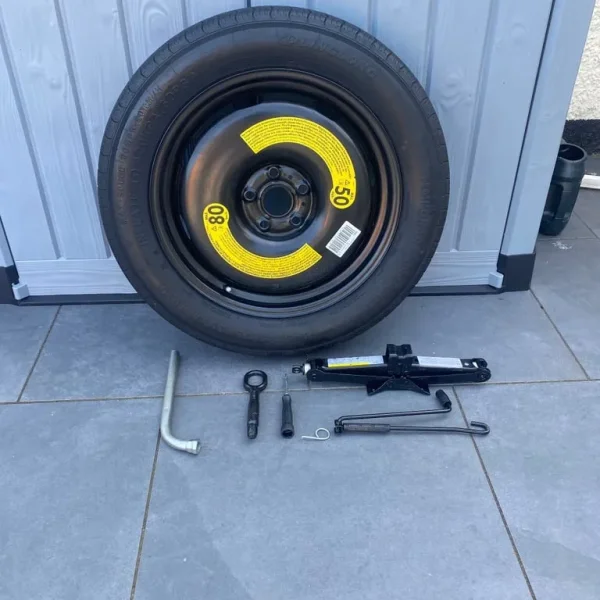 Space saver tyre and tools