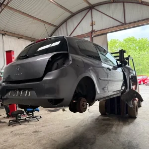 2010 Renault Clio 1.2 petrol breaking for parts