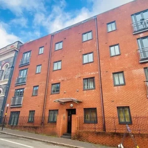2-bed 2-bath flat with Juliet balcony on Newhall Hill