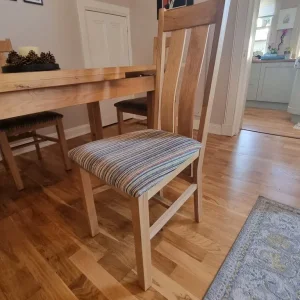 Solid oak table and 6 padded chairs - Image 5
