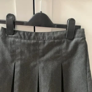 Pre-loved school skirt Size 8-9 years - Image 3