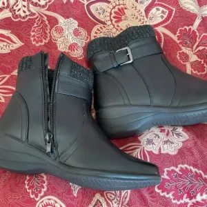 Women’s ankle boots size 4 - Image 2