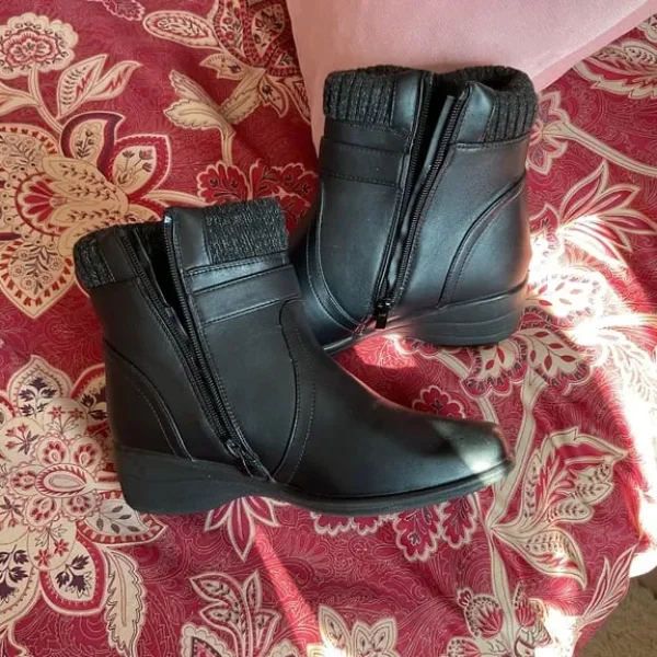 Women’s ankle boots size 4