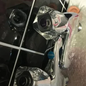 Heavy-duty bathroom taps - Image 2