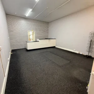 Ground floor retail unit with storage - Image 2