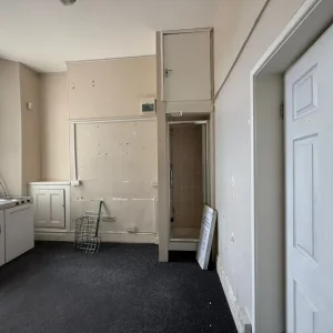 Ground floor retail unit with storage - Image 5