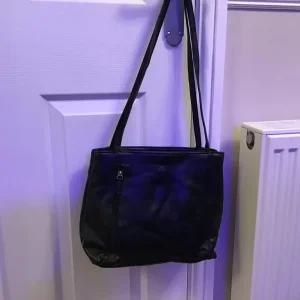 Black leather shoulder bag in very good condition - Image 2