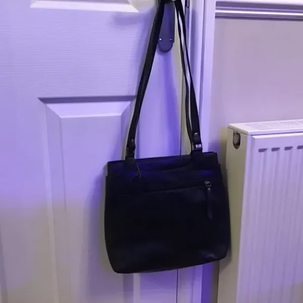 Black leather shoulder bag in very good condition