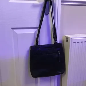 Black leather shoulder bag in very good condition