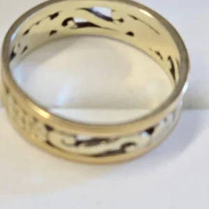 9CT TWO-TONE GOLD DAISY & SCROLLS BAND - Image 2