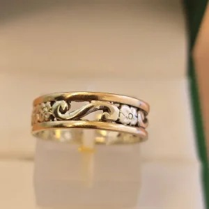 9CT TWO-TONE GOLD DAISY & SCROLLS BAND