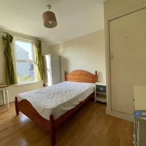 5 bedroom house with bills included - Image 2