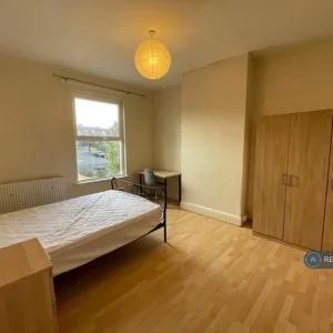 5 bedroom house with bills included - Image 3