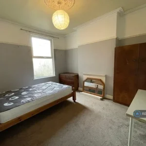 5 bedroom house with bills included - Image 5