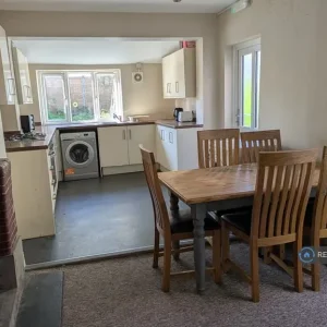 5 bedroom house with bills included - Image 7