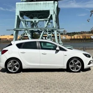 2014 Vauxhall Astra 1.4i 16v Turbo Limited Edition 5dr Hatchback Petrol Manual - Image 4