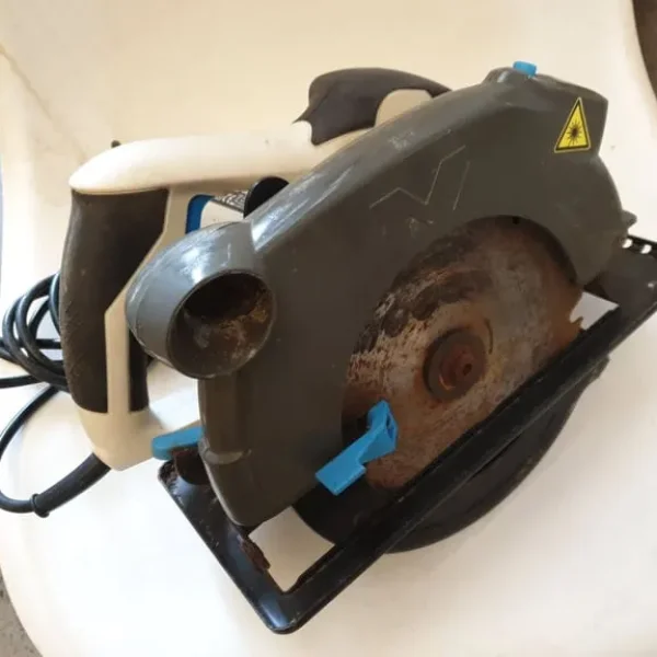 MAC ALLISTER 240V 1500W 190MM CIRCULAR SAW WITH DECENT BLADE