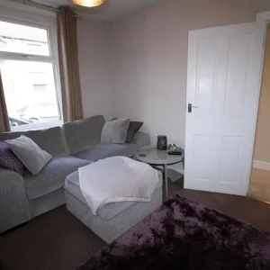 ROOM AVAILABLE - Image 5