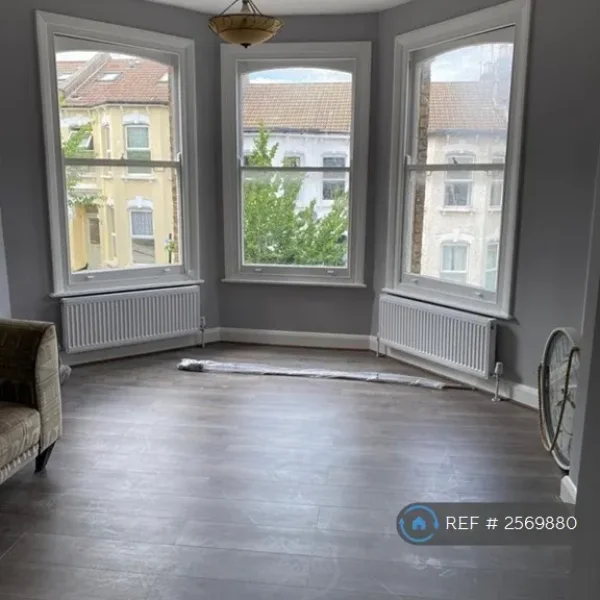 2 bedroom flat in Duckett Road, London, N4 (2 bed) (#2569880)