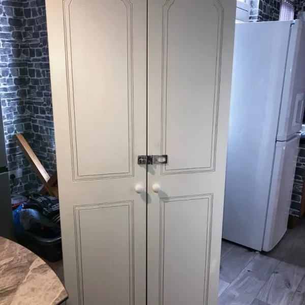 Wardrobe in white can deliver for a small charg